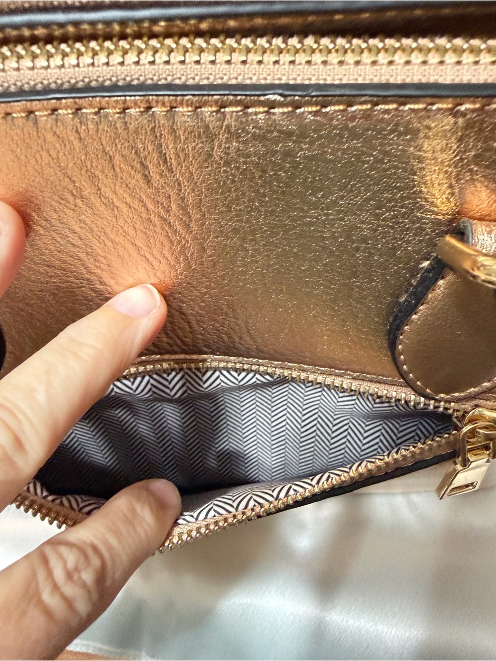✨ Gorgeous Metallic Gold Satchel Purse ✨ - Picture 5 of 16